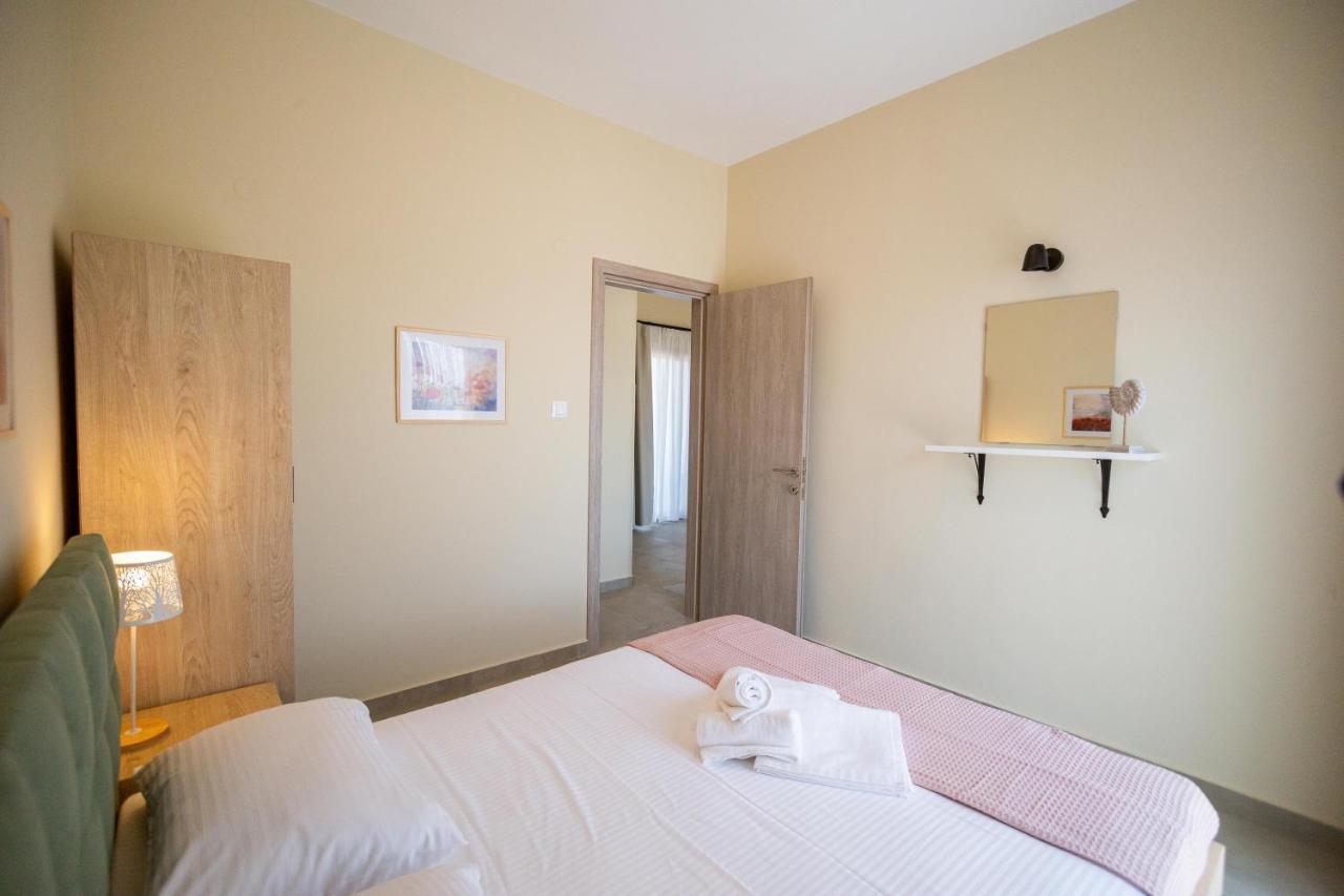 ניאה מודאניה Varkes Suites 2 מראה חיצוני תמונה