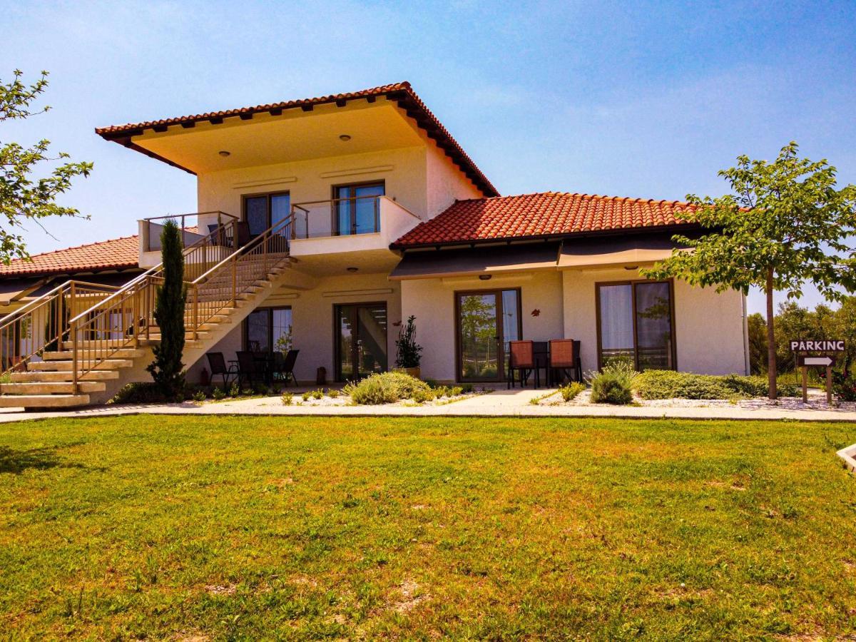 ניאה מודאניה Varkes Suites 2 מראה חיצוני תמונה