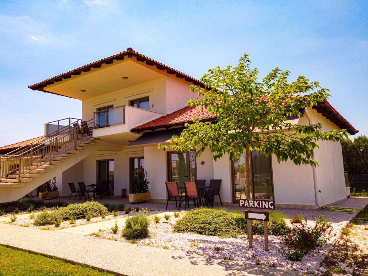 ניאה מודאניה Varkes Suites 2 מראה חיצוני תמונה